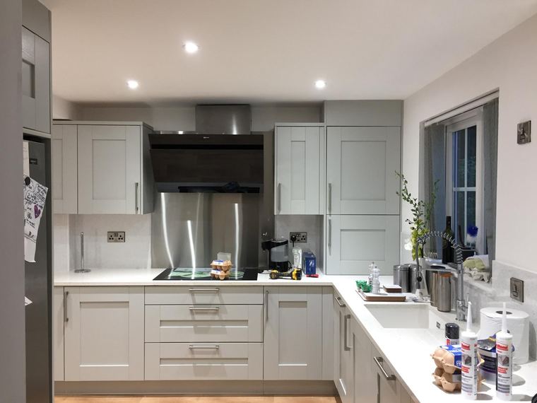 Hob and extractor set into a run of shaker units